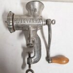 WHY SOME PEOPLE TURN THEIR PORCH LIGHT GREEN: THE DEEP, QUIET MEANING OF A COLOR THAT CARRIES GRIEF, MEMORY, AND UNSPOKEN EMOTION